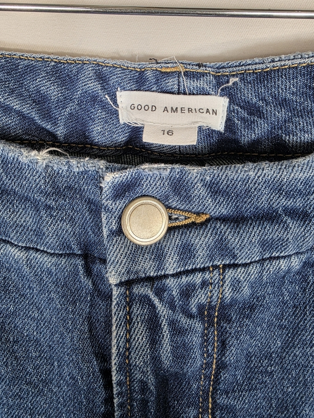 Good American Straight-Leg high rise midwashed indigo Jeans - Picture 3 of 15